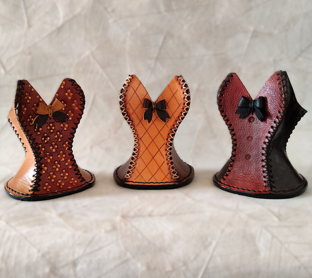 Porte-crayon bustier en cuir