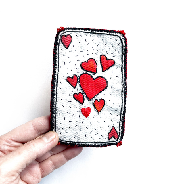 As de cœur original peint et brodé de fils et de perles