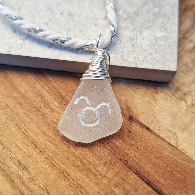 Astro Taureau - pendentif en verre gravé et argent