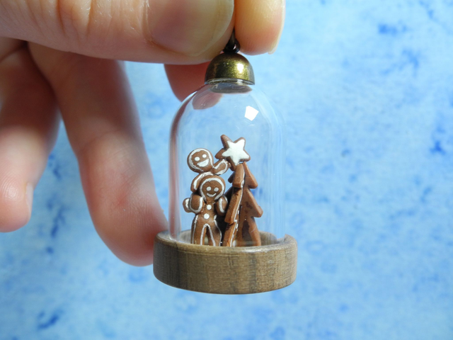 Gingerbread Christmas Decoration Pendant - Miniature Jewelry - Biosphere Pendant - Miniature Diorama - Snowglobe jewelry - Winter jewelry