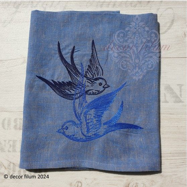 besticktes Geschirrtuch aus Leinen mit Schwalben, blau