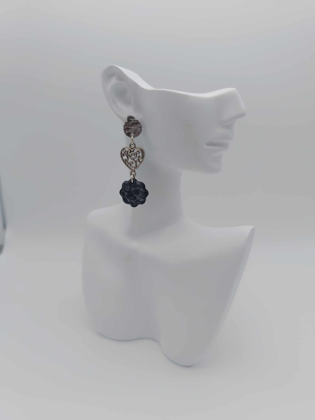 Boucles d&#039;oreilles en métal et porcelaine froide     