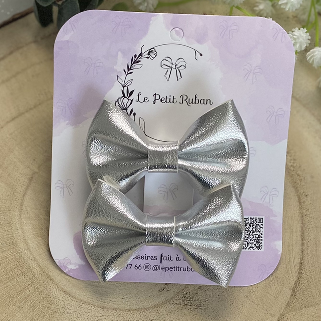 Paire de petites barrettes métalliques argentées