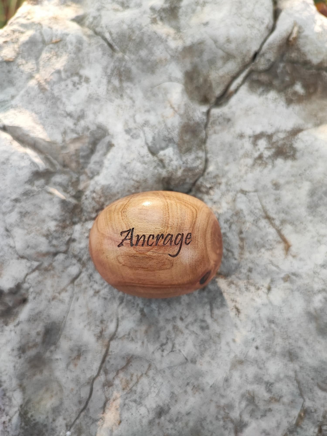 Caillou en Bois de Cerisier "Ancrage"