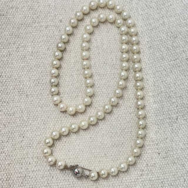 Lange Perlenkette aus Zuchtperlen