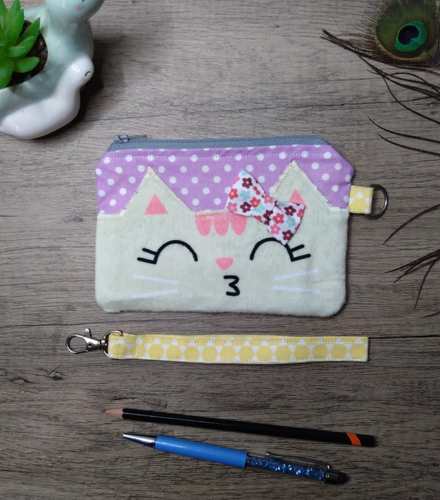 White cat zip purse with wrist strap 