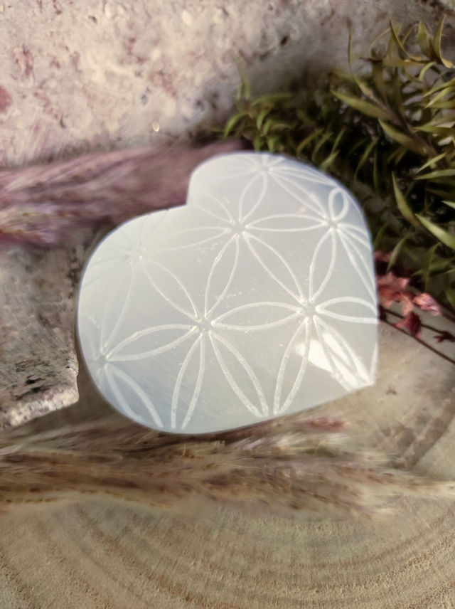 Galet Sélénite Coeur gravé