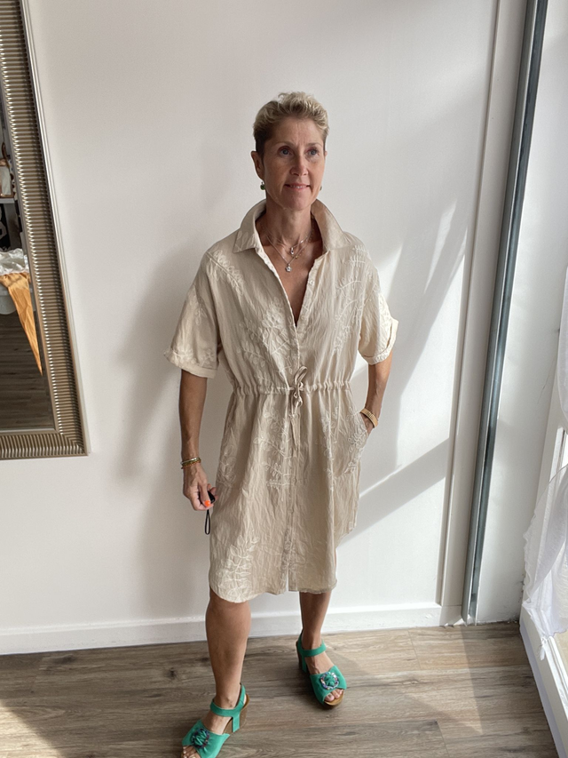 Robe beige brodée