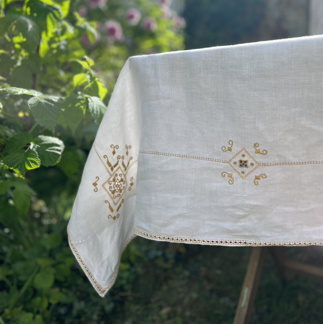 Nappe en lin ancienne brodée à la main 