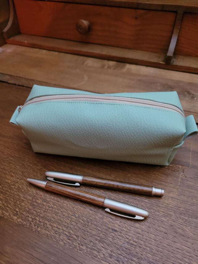 Petite trousse vert pâle 