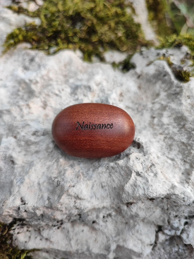 Caillou en Bois d'Acajou "Naissance"