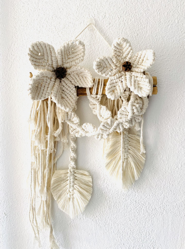 Suspension fleurs et feuilles en macramé