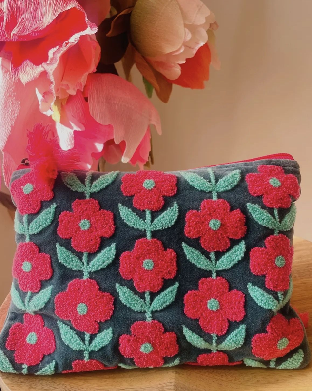 Rambling flower pouch