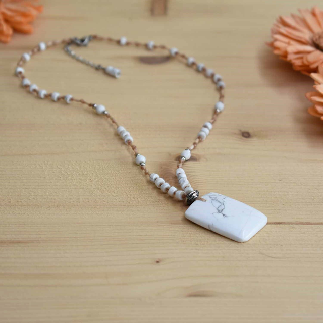 Ras du cou avec cabochon rectangle en howlite