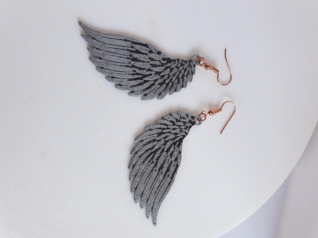 Boucle d'oreille plumes d'ange gris et noires