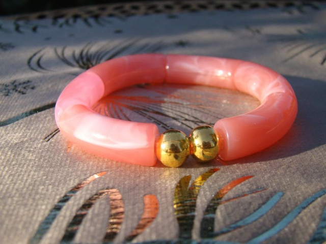 Bracelet perles tubes incurvées acryliques marbrées Khazaana Rose foncé