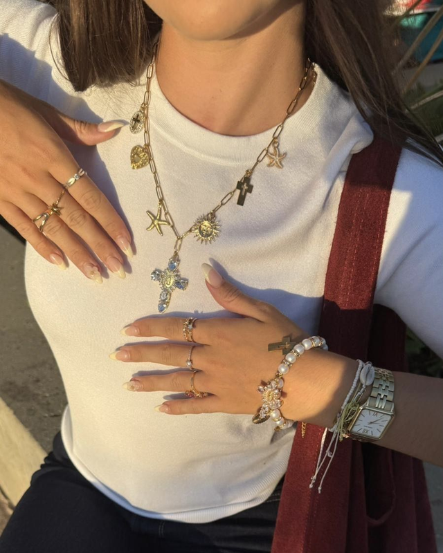 Collier D I N A H