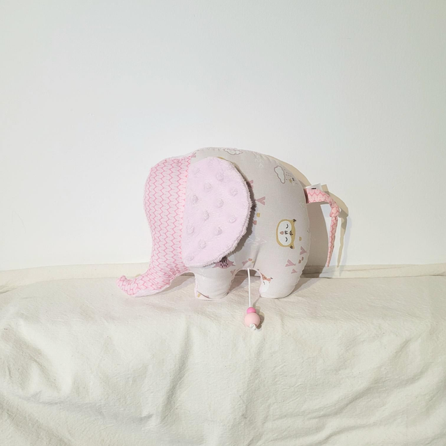 Éléphant musical rose pâle 