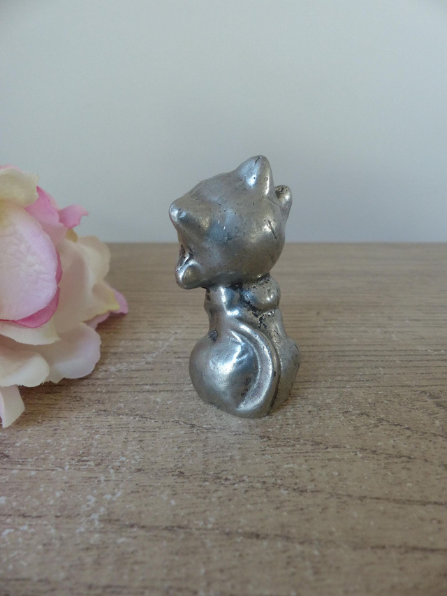Figurine miniature chat en étain massif, mignon chaton en métal sculpté main, chat collection bébé animaux étain, cadeau décoration maison