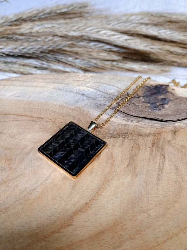 Collier MÉDAILLON Chevron Noir - Acier inoxydable doré à l'or
