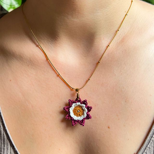 Collier avec pendentif Corolle ~ M ~ Bordeaux / Terracotta