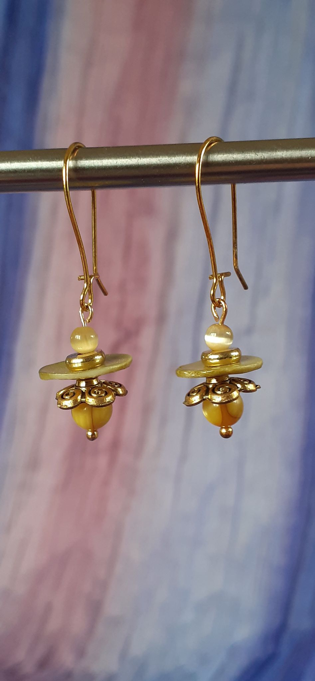 Flora Petites Boucles d'oreille pendantes dorée, vert anis