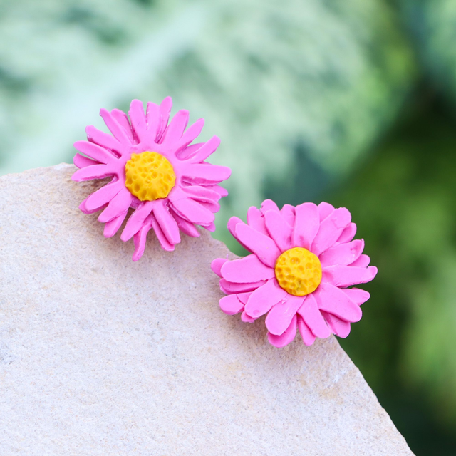 Rosa Gänseblümchen Ohrstecker aus Polymerton mit hypoallergenem Edelstahlstecker, auch in weiß oder hellblau verfügbar