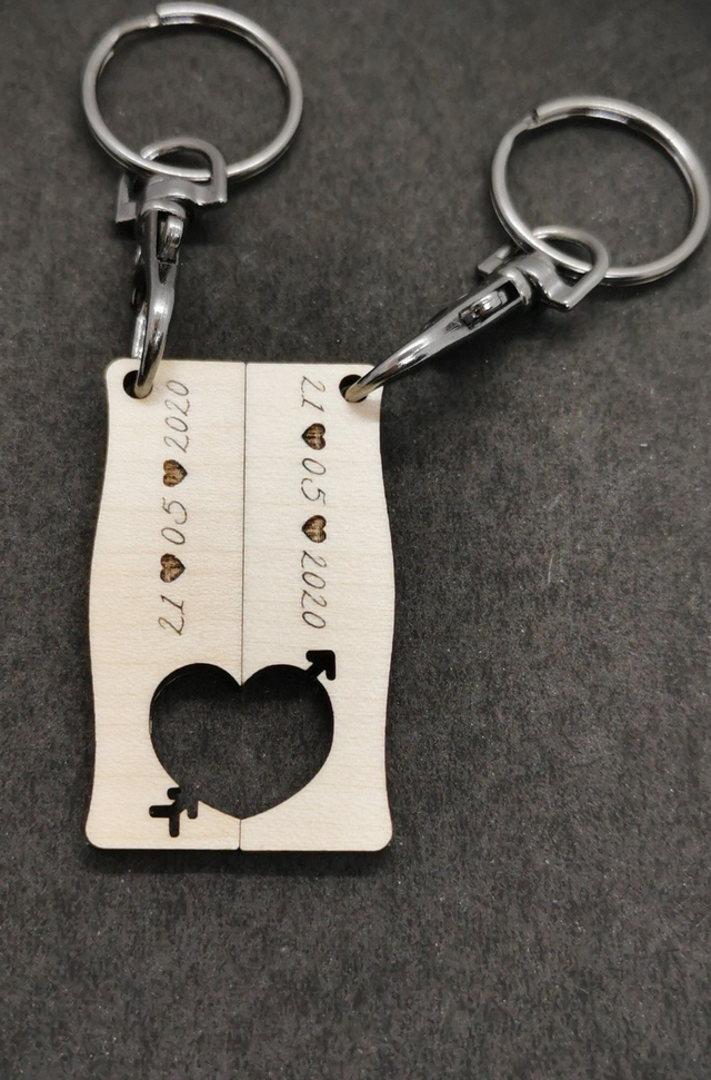 Couple de porte-clés datés