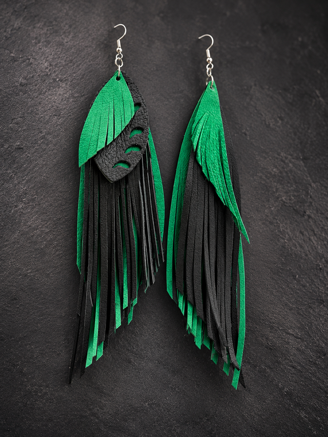 Émeraude Sauvage – Boucles d’oreilles longues à franges en cuir