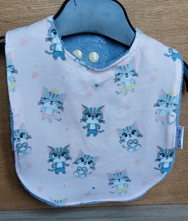 Bavoir classique chat gris