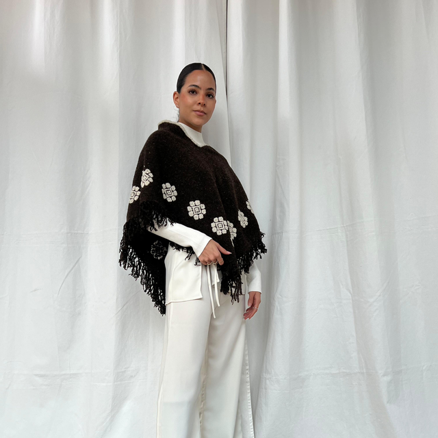 Poncho lana marrón con bordado blanco 