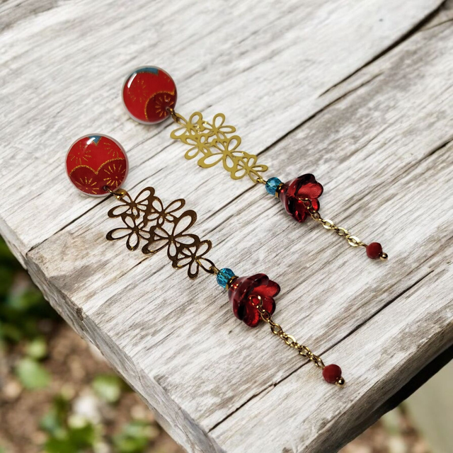 Boucles d'oreilles pendantes motifs japonais rouge et bleu