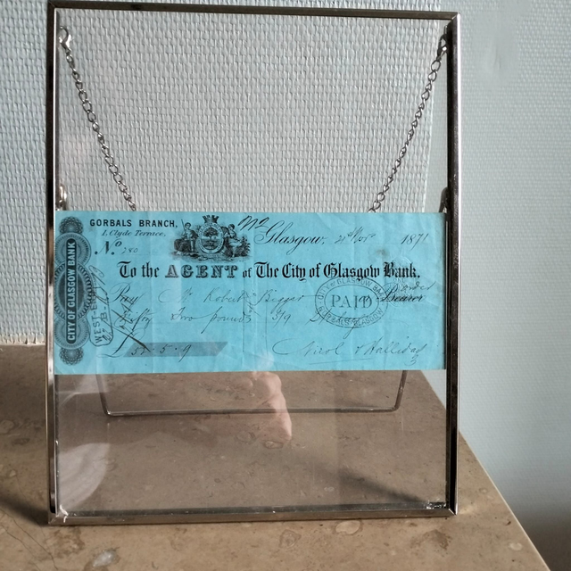 Chèque City of Glasgow Bank (1871) sous cadre de verre suspendu.