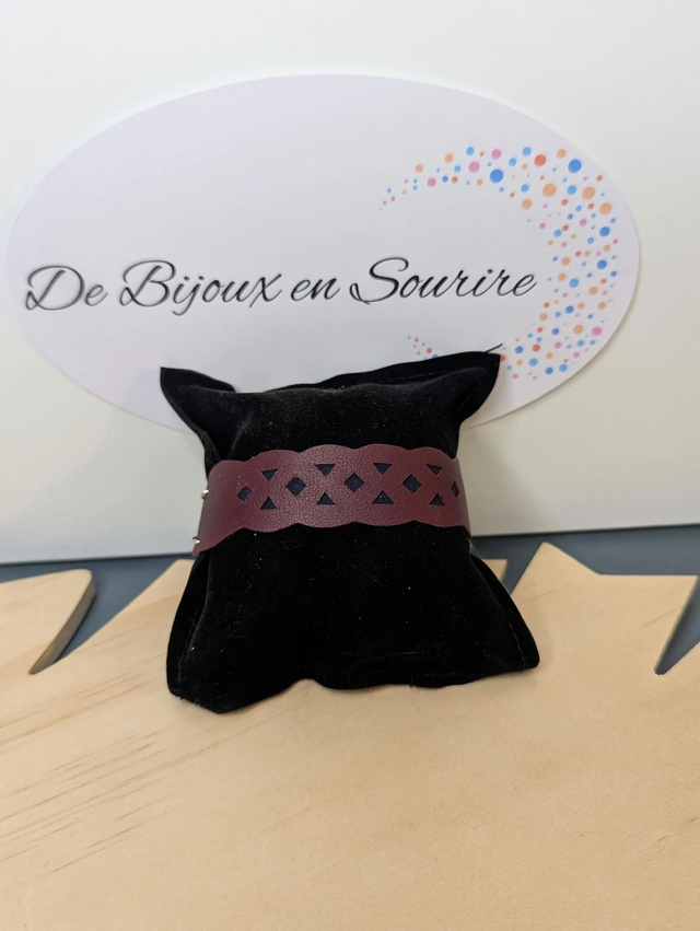 Bracelet manchette en cuir rouge Bordeau, avec du tissus enduit noir (résistant), une chaine couleur argent. le fermoir est de couleur argent.