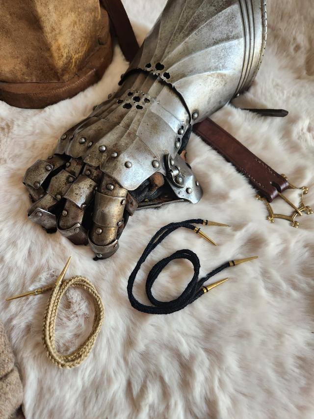 Cordons avec Aiguillettes pour vêtements médiévaux