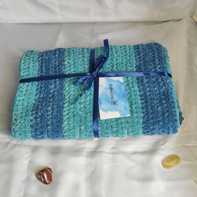 Couverture bébé au crochet bleu et vert canard, plaid bébé bicolore, plaid bébé fil chenille