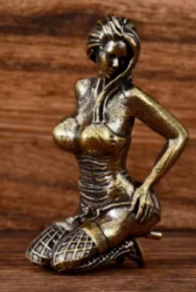 Massief messing beeldje sexy vrouw zittend (5cm hoog)