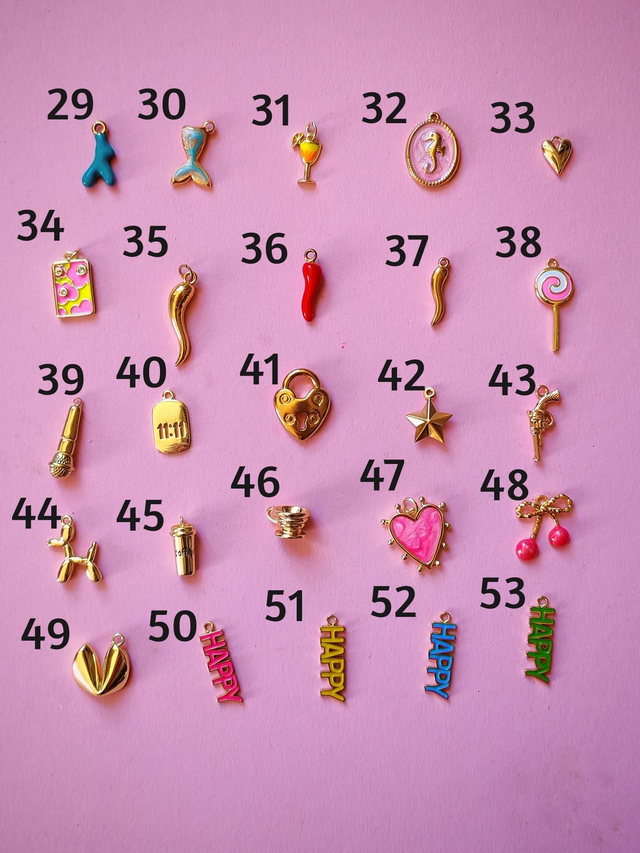 Collier fin ondulé à charms