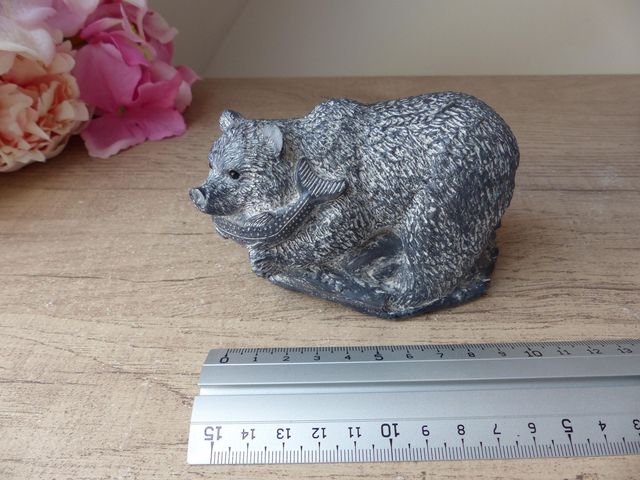 Sculpture d'ours attrapant un poisson, pierre de savon Wolf Original, figurine ours pierre fait main Canada, collection animaux art inuit