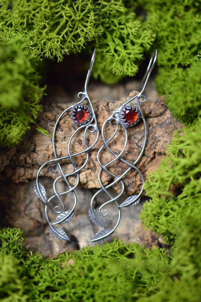 Boucles d&#039;Oreilles Elfique - Grenats, feuilles simples