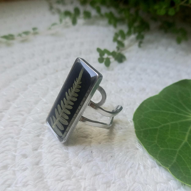 Bague argentée rectangulaire ⁃ Fougère