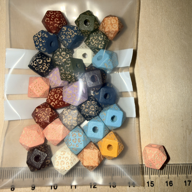 Lot 30 perles bois hexagonale motif 10 mm