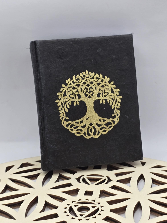 Petit carnet noir et arbre de vie 