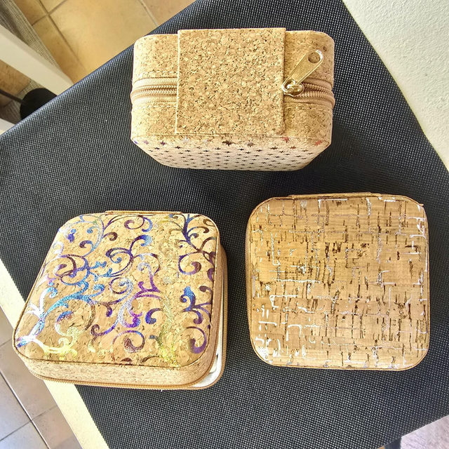 Petites boîtes à bijoux de voyage fourré de tissu en liège naturel et imprimés métallisés (3 modèles à choix)