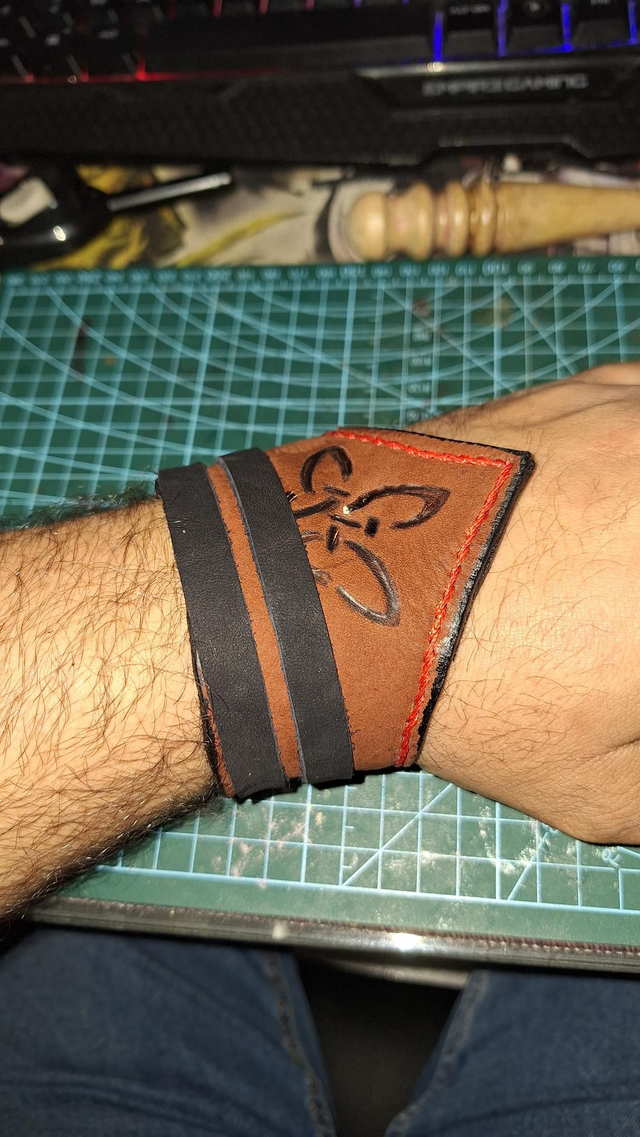 🍃 Bracelet en cuir &quot;Esprit Celtique&quot; – Gravures runiques &amp; finitions artisanales