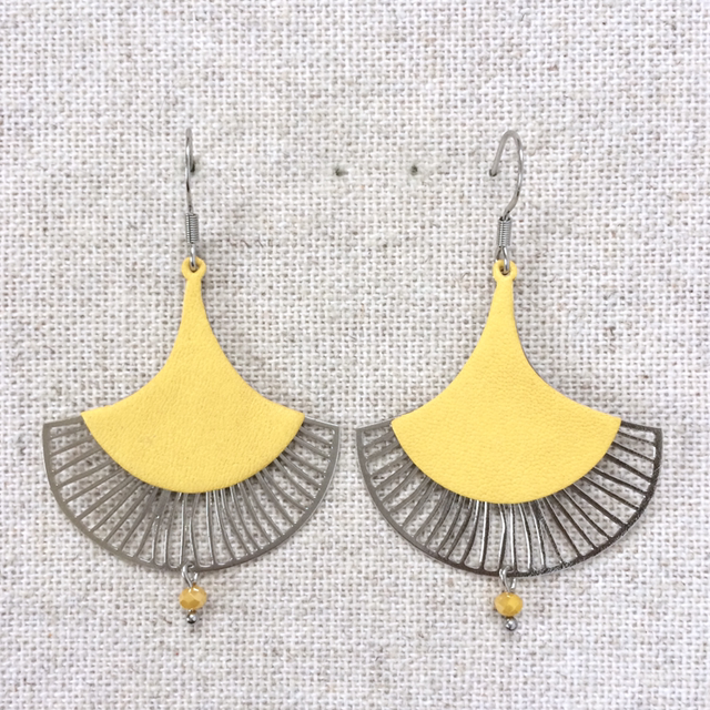 Boucles d’oreilles « Calando » argentées, cuir couleur jaune