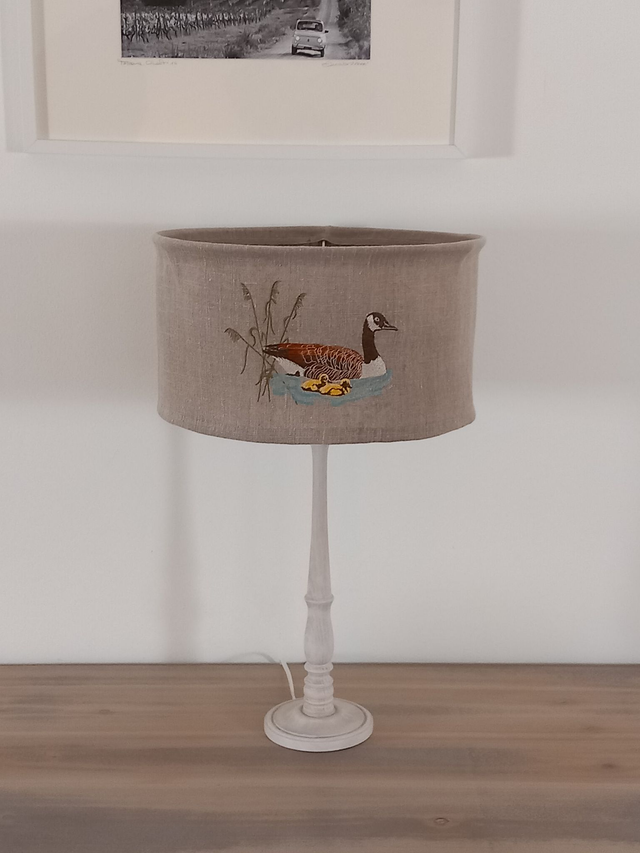 Abat-jour pour lampe de table en lin brodé - broderie "Oie et ses oisons". 
