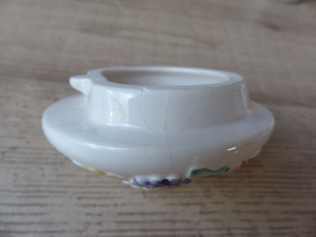 Ancienne Théière en Céramique – Panier de Fruits du Jardin en Relief – Prunes, Fraise, Groseilles – Anse Rose – Objet Vintage Déco Cuisine