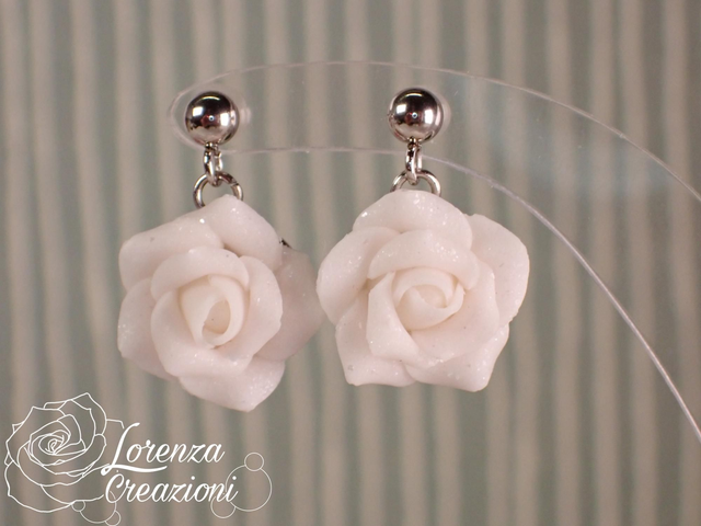 Orecchini pendenti rose bianche glitterate