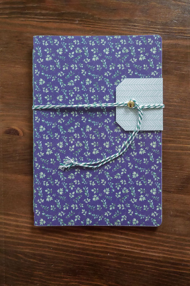 Carnet de notes A5 fait main, couverture souple avec fermeture - feuilles vertes fond bleu marine